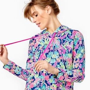 Lilly Pulitzer Pryce Cropped Hoodie size Small
Oyster Bay Navy Seen & Herd NWOT